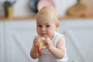 Baby eats the fruit in nibbler, learn feeding