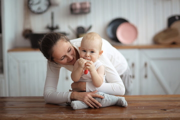 Mom gives baby 10 months fruit in nibbler