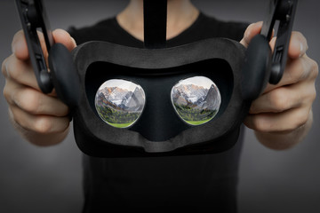 Mann hält eine VR Brille in seiner Hand