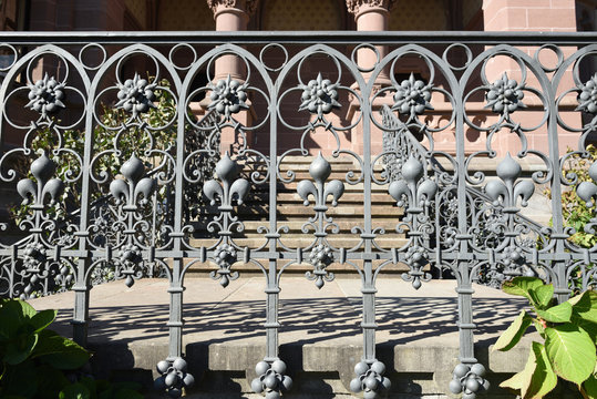 geschmideter zaun am burg drachenstein