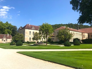 Fototapeta na wymiar Vista degli edifici dell'Abbazia di Fontenay, Borgogna, Francia