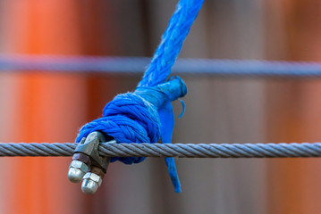 Steel and synthetic ropes connected by loose straps