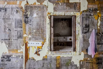 Crédence de cuisine en verre imprimé Ancien hôpital Beelitz Mur plâtré avec de vieux journaux soviétiques au complexe hospitalier militaire abandonné
