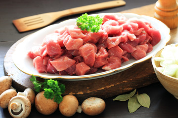 Schweinegulasch mit Zutaten