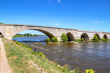 Fototapeta na wymiar Beaugency. Le pont. Loiret. Centre-Val de Loire