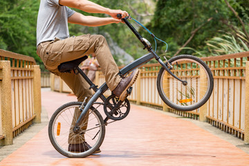 Naklejka premium Man wearing cargo pants and his bicycle