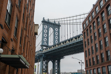 Obraz premium Manhattan bridge widok z Brooklyn Dumbo okolicy.
