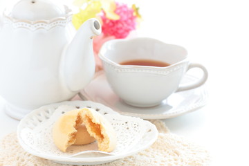 Obraz na płótnie Canvas Crunchy white chocolate and Englist tea 