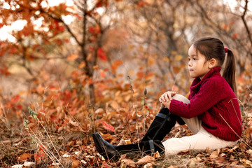 Fototapeta na wymiar Fashionable kid 5 year old posing in autumn park.
