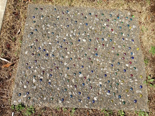 ガラスビーズの埋まったタイル床