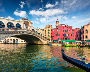 Fototapeta na wymiar Splendid scene of famous Canal Grande. Colorful spring view of Rialto Bridge. Picturesque morning cityscape of Venice, Italy, Europe. Traveling concept background.