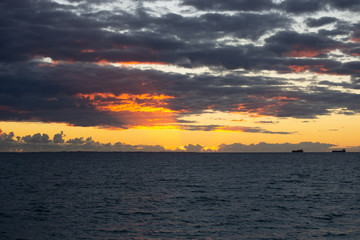 Obraz premium Krajobraz wybrzeża o zachodzie słońca