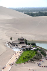 Mingsha Shan Mountain y Crescent Lake en Dunhuang, China