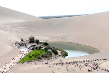 Mingsha Shan Mountain y Crescent Lake en Dunhuang, China