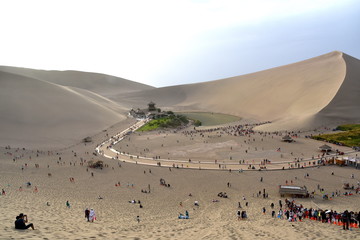 Mingsha Shan Mountain y Crescent Lake en Dunhuang, China