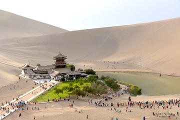 Mingsha Shan Mountain y Crescent Lake en Dunhuang, China