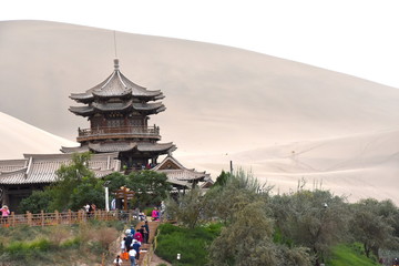 Mingsha Shan Mountain y Crescent Lake en Dunhuang, China