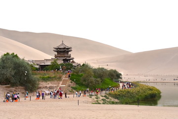 Mingsha Shan Mountain y Crescent Lake en Dunhuang, China