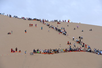 Mingsha Shan Mountain y Crescent Lake en Dunhuang, China
