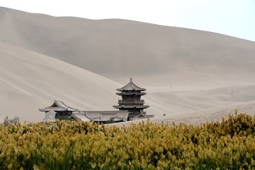 Mingsha Shan Mountain y Crescent Lake en Dunhuang, China