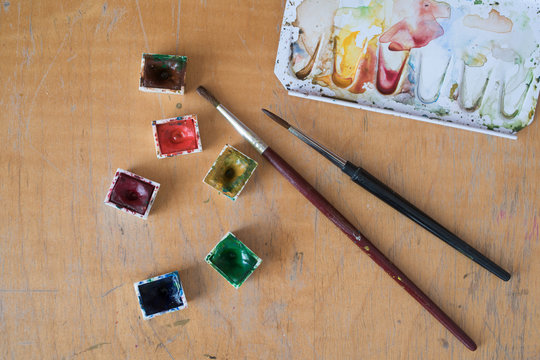 Pinsel, Farben und Papier