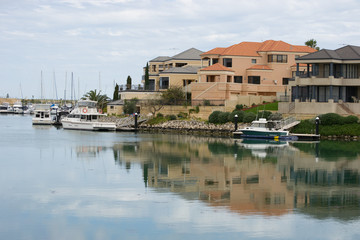 Fototapeta na wymiar Nice houses of Australia right in front of the water