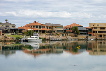 Fototapeta na wymiar Nice houses of Australia right in front of the water