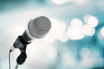microphone in concert hall or conference room - obrazy, fototapety, plakaty
