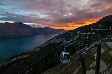 Photo sur Plexiglas Gondoles Colourful sunset view of the lake Wakatipu, resort town and mountains with gondola skyline, Southern Alps, Queenstown New Zealand, Cecil peak, Walter peak and Queenstown hill