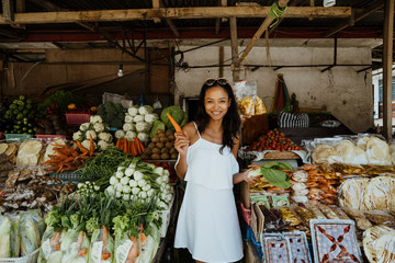 Obraz premium woman while in the market buying some vegetable