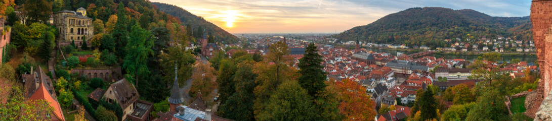 Fototapeta na wymiar Heidelberg Blick auf Neckar beim Sonnenuntergang im Herbst vom Schloss