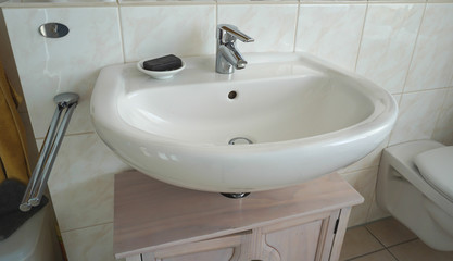 Sauberes Waschbecken im Bad