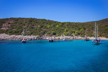 Obraz premium Jacht na morzu, piękna zatoka w Turcji, Bodrum. Wybrzeże Egejskie