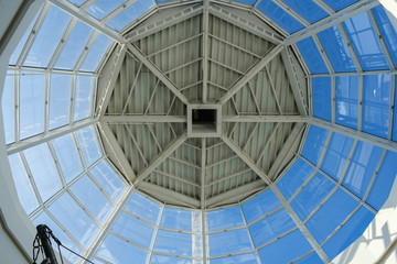 Naklejka premium Curved Skylight Glass Roof or Ceiling of Dome with Geometric Structure Steel in Modern Contemporary Architecture Style