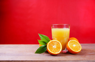 Glas Orangensaft und geschnittene Orange