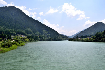 Fototapeta na wymiar 自然豊かな木曽川沿い風景