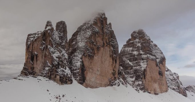 Tre Cime di Lavaredo sous les nuages
