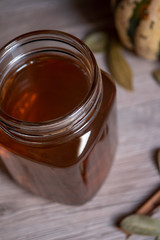 Thé dans un bocal en verre sur une table en bois