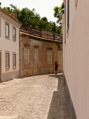 ROBE ROUGE RUE AU SOLEIL