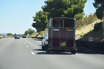 Van tiré par une voiture sur l'autoroute A9 languedocienne dans l'Hérault