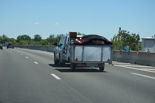 Remorque charg&eacute;e tir&eacute;e par une voiture sur l'autoroute A9 languedocienne dans l'H&eacute;rault