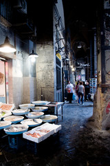 Fischstand in Neapel am Abend