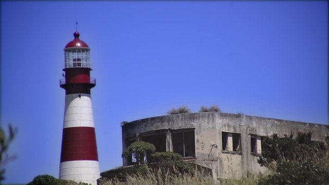 faro en la costa barcos
