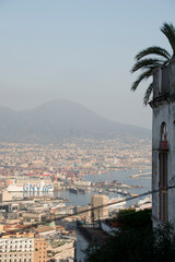 Blick über Neapel, den Hafen und den Vesuv