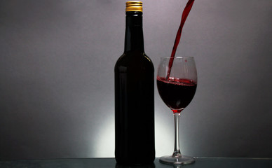 Ein glas und Flasche Rotwein 