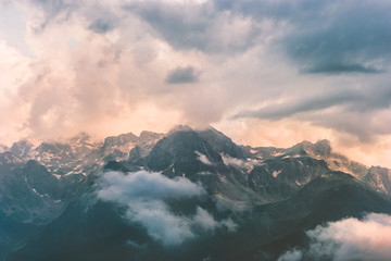 Bergen en stormachtige wolken Landschap Reizen luchtfoto wildernis natuur regenachtig weer landschap
