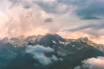 Fotobehang Meloen Bergen en stormachtige wolken Landschap Reizen luchtfoto wildernis natuur regenachtig weer landschap