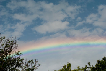 Arcoiris hermoso en cielo.