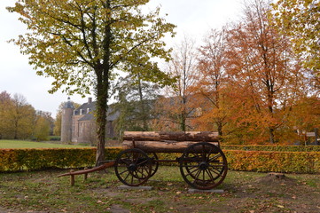 herfst bij kasteel De Slangenburg in de Achterhoek met een ouderwetse bomenkar