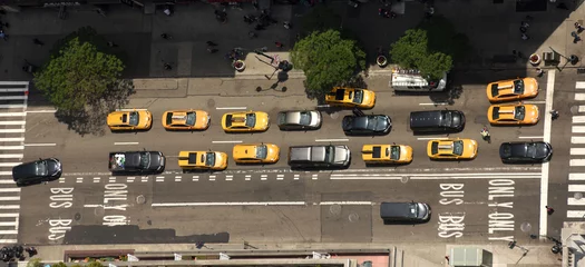 Crédence de cuisine en verre imprimé TAXI de new york Vue depuis les gratte-ciel dans les rues de New York. Vue de dessus dans la rue avec des voitures sur la route. Les taxis jaunes à New York City